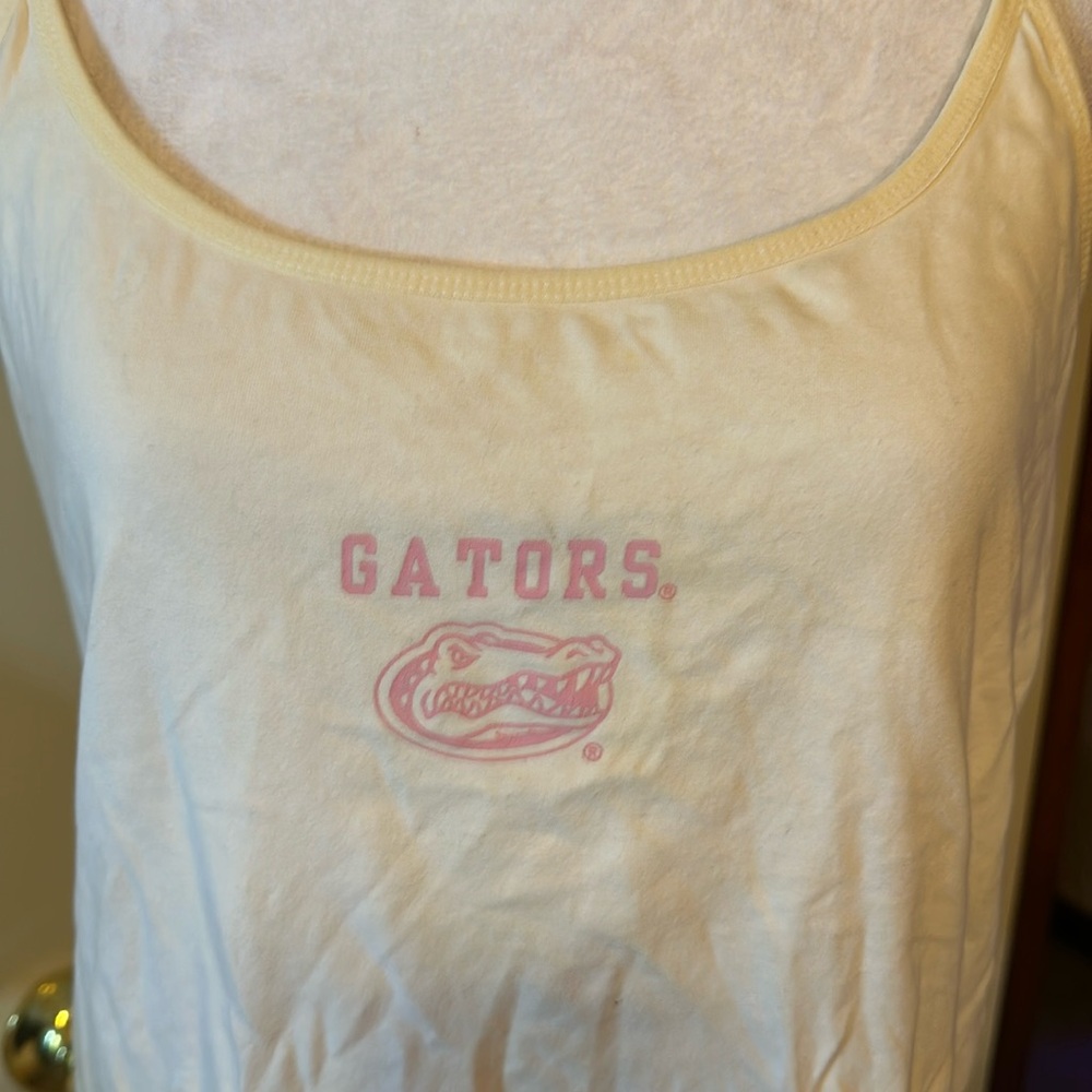 Gators top w/ adjustable straps built in bra
Gently worn